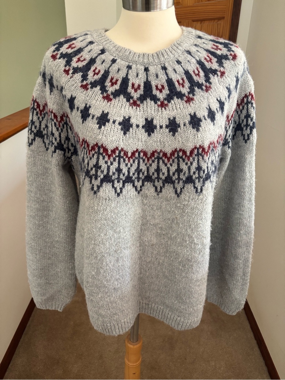 Old Navy M Tall Women’s Light Gray Fair Isle Sweater Navy and Burgundy Pattern